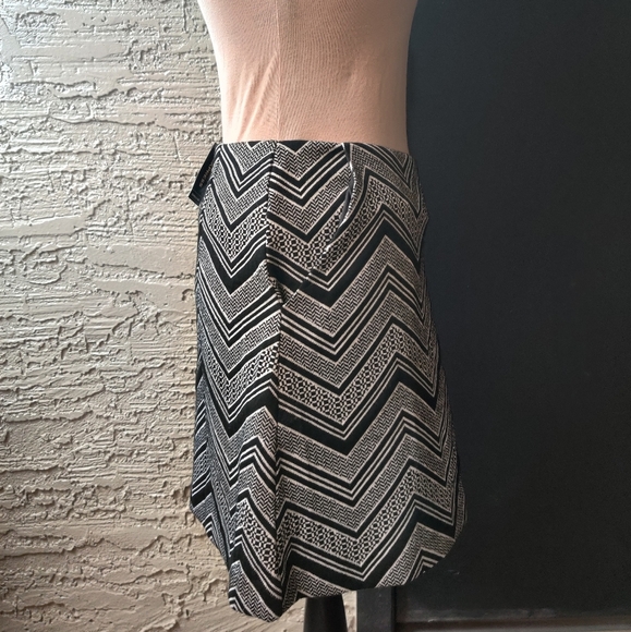 🆕 Express Black & White geometric zig-zag Striped midi skirt with pockets_XS - Picture 6 of 13
